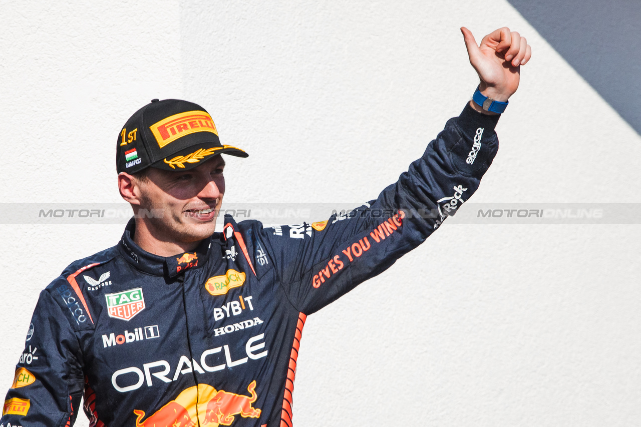 GP UNGHERIA, Gara winner Max Verstappen (NLD) Red Bull Racing celebrates on the podium.

23.07.2023. Formula 1 World Championship, Rd 12, Hungarian Grand Prix, Budapest, Hungary, Gara Day.

- www.xpbimages.com, EMail: requests@xpbimages.com © Copyright: Bearne / XPB Images