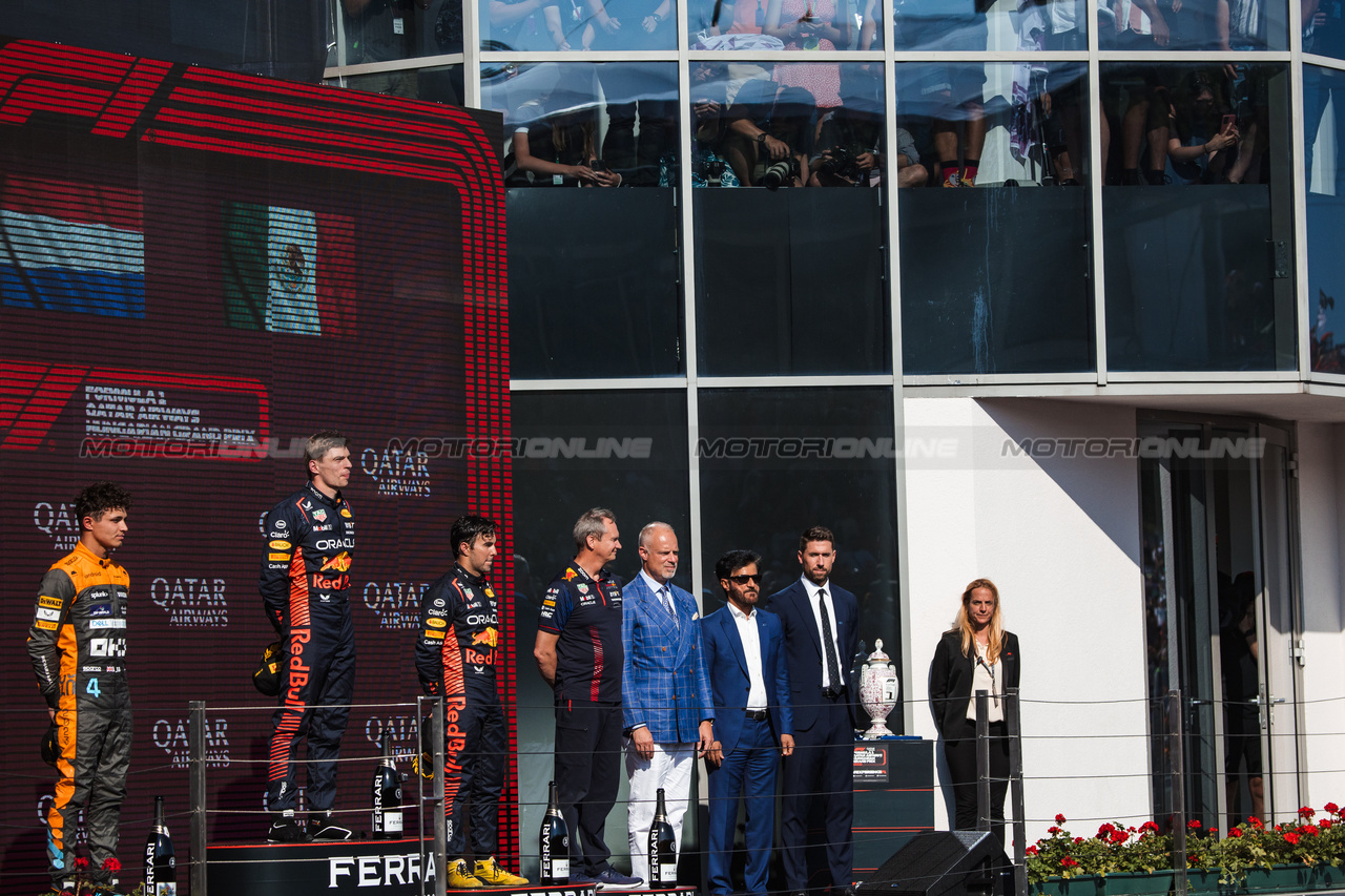 GP UNGHERIA, The podium (L to R): Lando Norris (GBR) McLaren, second; Max Verstappen (NLD) Red Bull Racing, vincitore; Sergio Perez (MEX) Red Bull Racing, third; Paul Monaghan (GBR) Red Bull Racing Chief Engineer.

23.07.2023. Formula 1 World Championship, Rd 12, Hungarian Grand Prix, Budapest, Hungary, Gara Day.

- www.xpbimages.com, EMail: requests@xpbimages.com © Copyright: Bearne / XPB Images