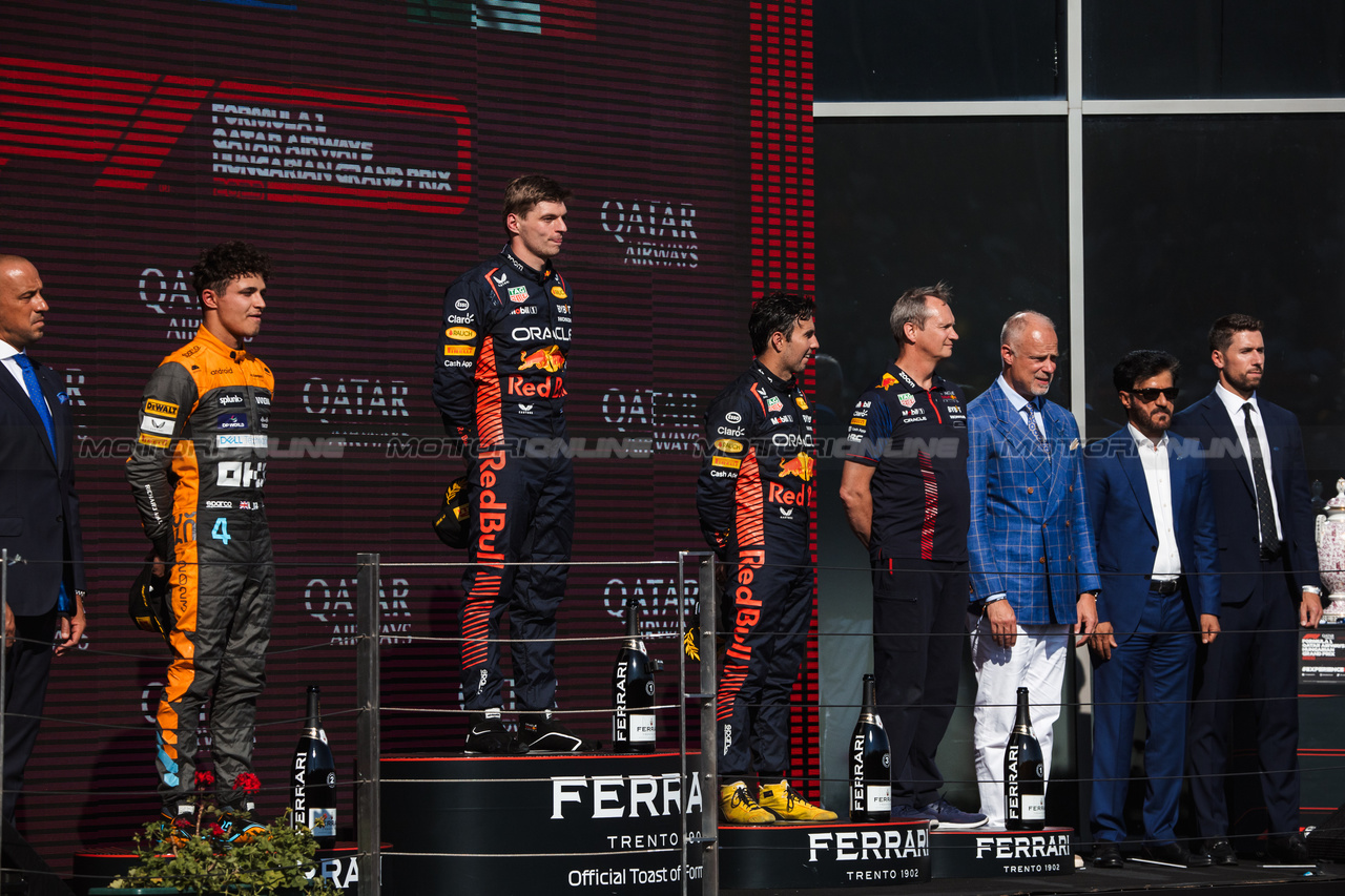 GP UNGHERIA, The podium (L to R): Lando Norris (GBR) McLaren, second; Max Verstappen (NLD) Red Bull Racing, vincitore; Sergio Perez (MEX) Red Bull Racing, third; Paul Monaghan (GBR) Red Bull Racing Chief Engineer.

23.07.2023. Formula 1 World Championship, Rd 12, Hungarian Grand Prix, Budapest, Hungary, Gara Day.

- www.xpbimages.com, EMail: requests@xpbimages.com © Copyright: Bearne / XPB Images