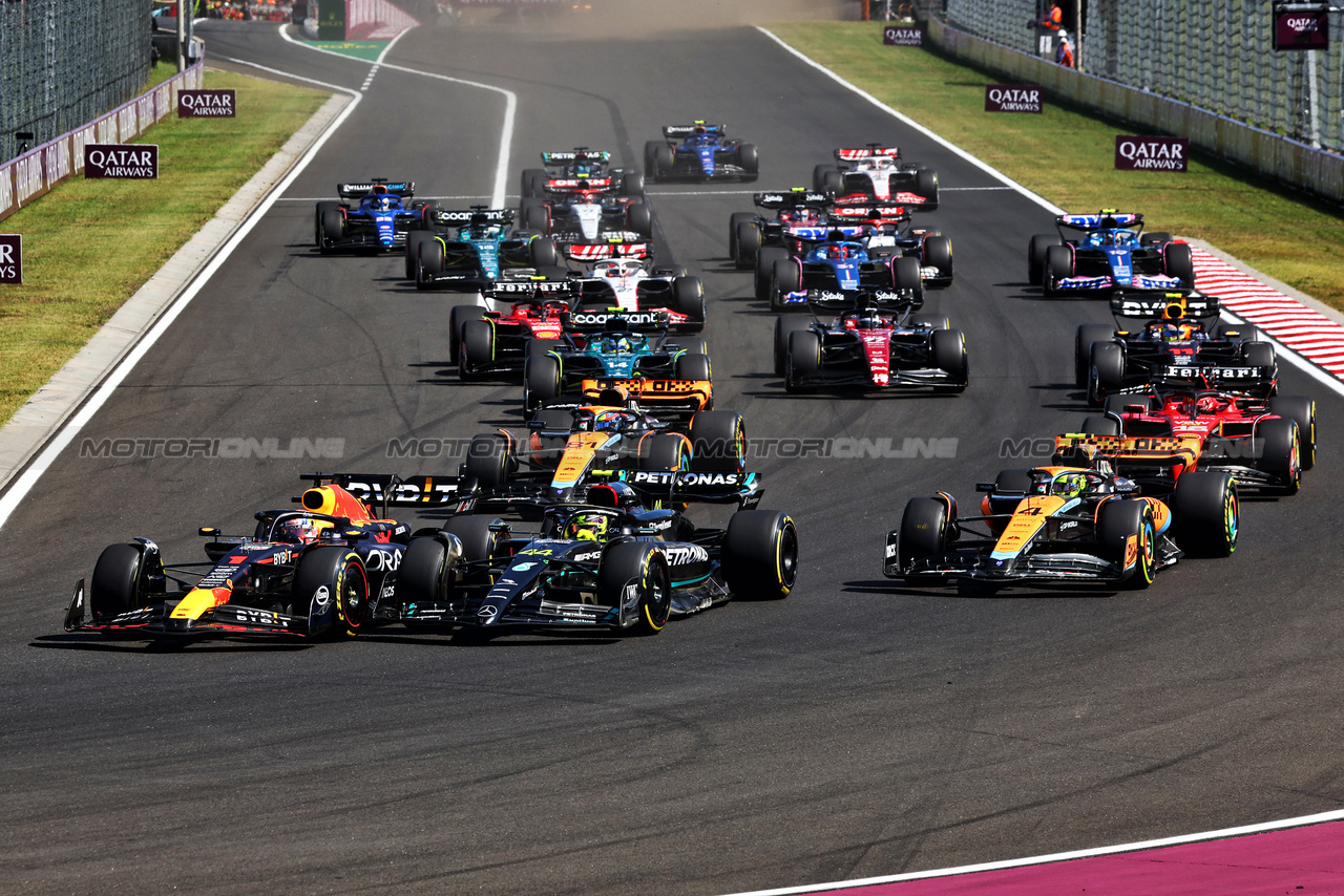 GP UNGHERIA, Max Verstappen (NLD) Red Bull Racing RB19 davanti a Lewis Hamilton (GBR) Mercedes AMG F1 W14 at the partenza of the race.

23.07.2023. Formula 1 World Championship, Rd 12, Hungarian Grand Prix, Budapest, Hungary, Gara Day.

- www.xpbimages.com, EMail: requests@xpbimages.com © Copyright: Charniaux / XPB Images