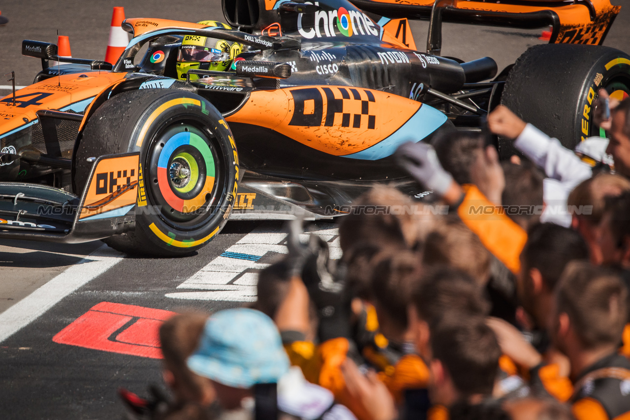 GP UNGHERIA, Lando Norris (GBR) McLaren MCL60, second position, in parc ferme with the team.

23.07.2023. Formula 1 World Championship, Rd 12, Hungarian Grand Prix, Budapest, Hungary, Gara Day.

- www.xpbimages.com, EMail: requests@xpbimages.com © Copyright: Bearne / XPB Images