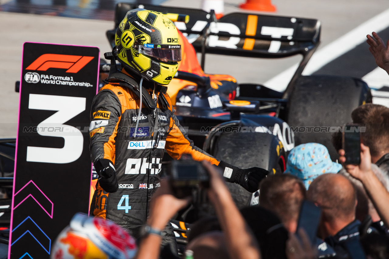 GP UNGHERIA, Lando Norris (GBR) McLaren celebrates his second position in parc ferme with the team.

23.07.2023. Formula 1 World Championship, Rd 12, Hungarian Grand Prix, Budapest, Hungary, Gara Day.

- www.xpbimages.com, EMail: requests@xpbimages.com © Copyright: Bearne / XPB Images