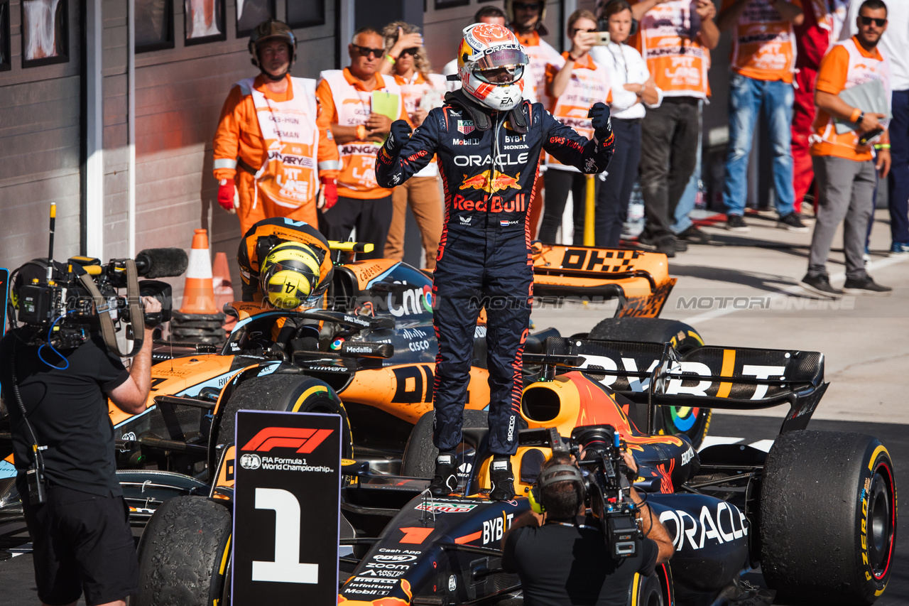 GP UNGHERIA, Gara winner Max Verstappen (NLD) Red Bull Racing RB19 celebrates in parc ferme.

23.07.2023. Formula 1 World Championship, Rd 12, Hungarian Grand Prix, Budapest, Hungary, Gara Day.

- www.xpbimages.com, EMail: requests@xpbimages.com © Copyright: Bearne / XPB Images