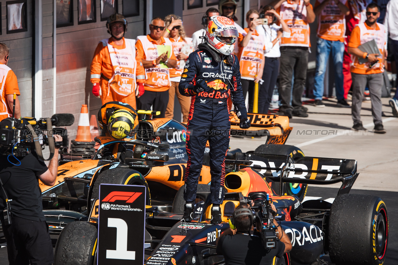 GP UNGHERIA, Gara winner Max Verstappen (NLD) Red Bull Racing RB19 celebrates in parc ferme.

23.07.2023. Formula 1 World Championship, Rd 12, Hungarian Grand Prix, Budapest, Hungary, Gara Day.

- www.xpbimages.com, EMail: requests@xpbimages.com © Copyright: Bearne / XPB Images