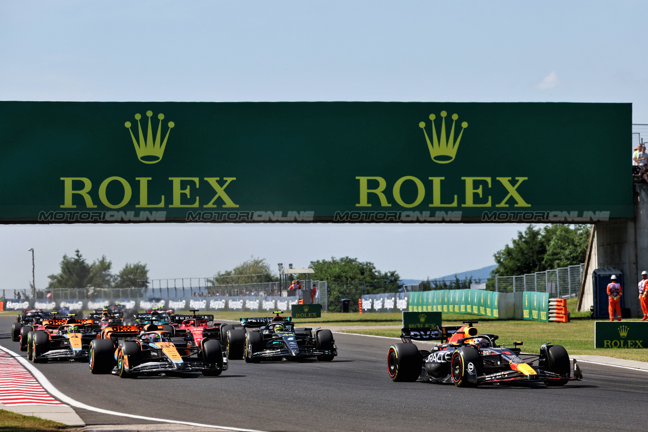 GP UNGHERIA, Max Verstappen (NLD) Red Bull Racing RB19 davanti a Oscar Piastri (AUS) McLaren MCL60 at the partenza of the race.

23.07.2023. Formula 1 World Championship, Rd 12, Hungarian Grand Prix, Budapest, Hungary, Gara Day.

- www.xpbimages.com, EMail: requests@xpbimages.com © Copyright: Moy / XPB Images