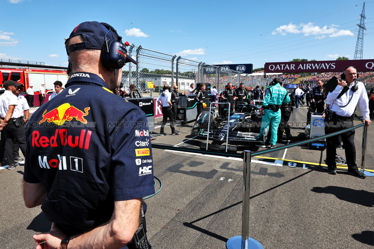 GP UNGHERIA, Adrian Newey (GBR) Red Bull Racing Chief Technical Officer on the grid.

23.07.2023. Formula 1 World Championship, Rd 12, Hungarian Grand Prix, Budapest, Hungary, Gara Day.

- www.xpbimages.com, EMail: requests@xpbimages.com © Copyright: Moy / XPB Images