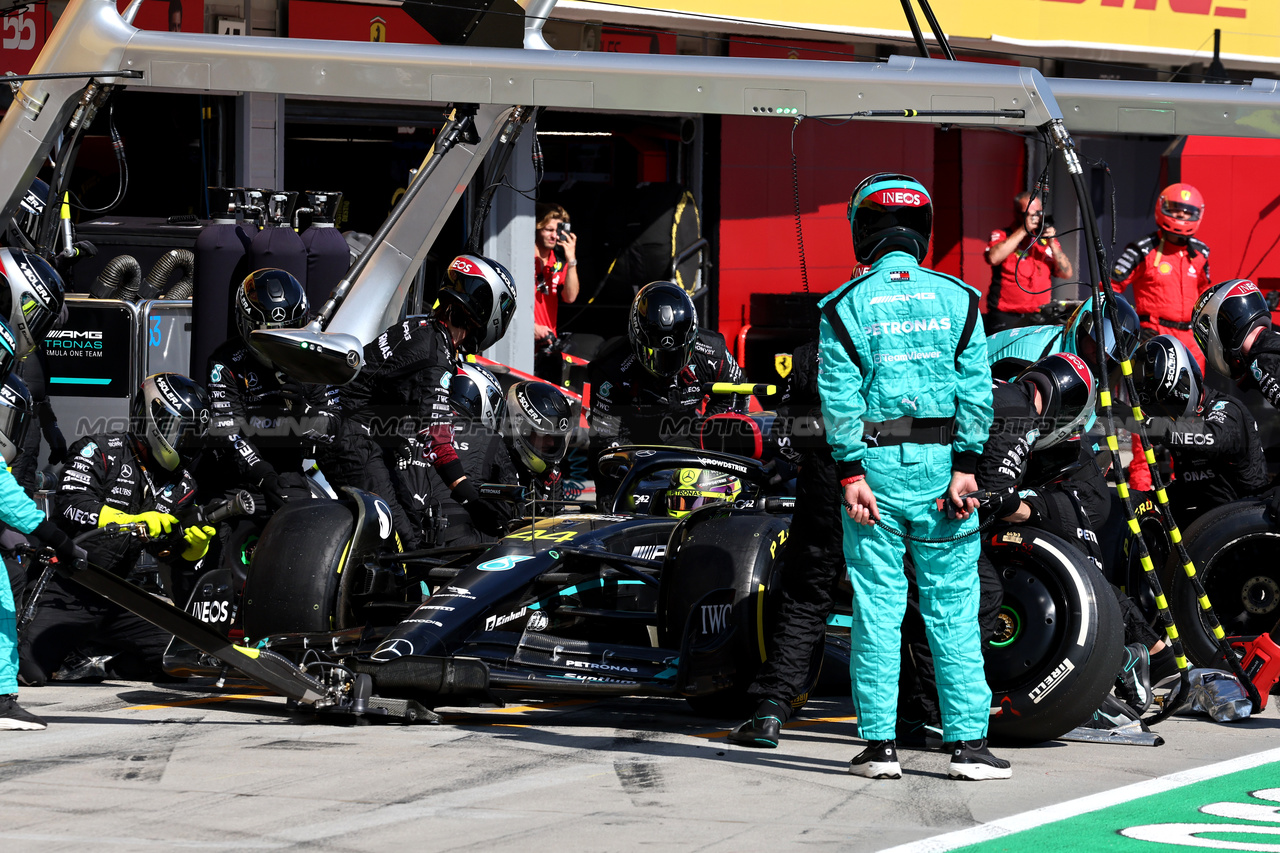 GP UNGHERIA, Lewis Hamilton (GBR) Mercedes AMG F1 W14 makes a pit stop.

23.07.2023. Formula 1 World Championship, Rd 12, Hungarian Grand Prix, Budapest, Hungary, Gara Day.

- www.xpbimages.com, EMail: requests@xpbimages.com © Copyright: Moy / XPB Images