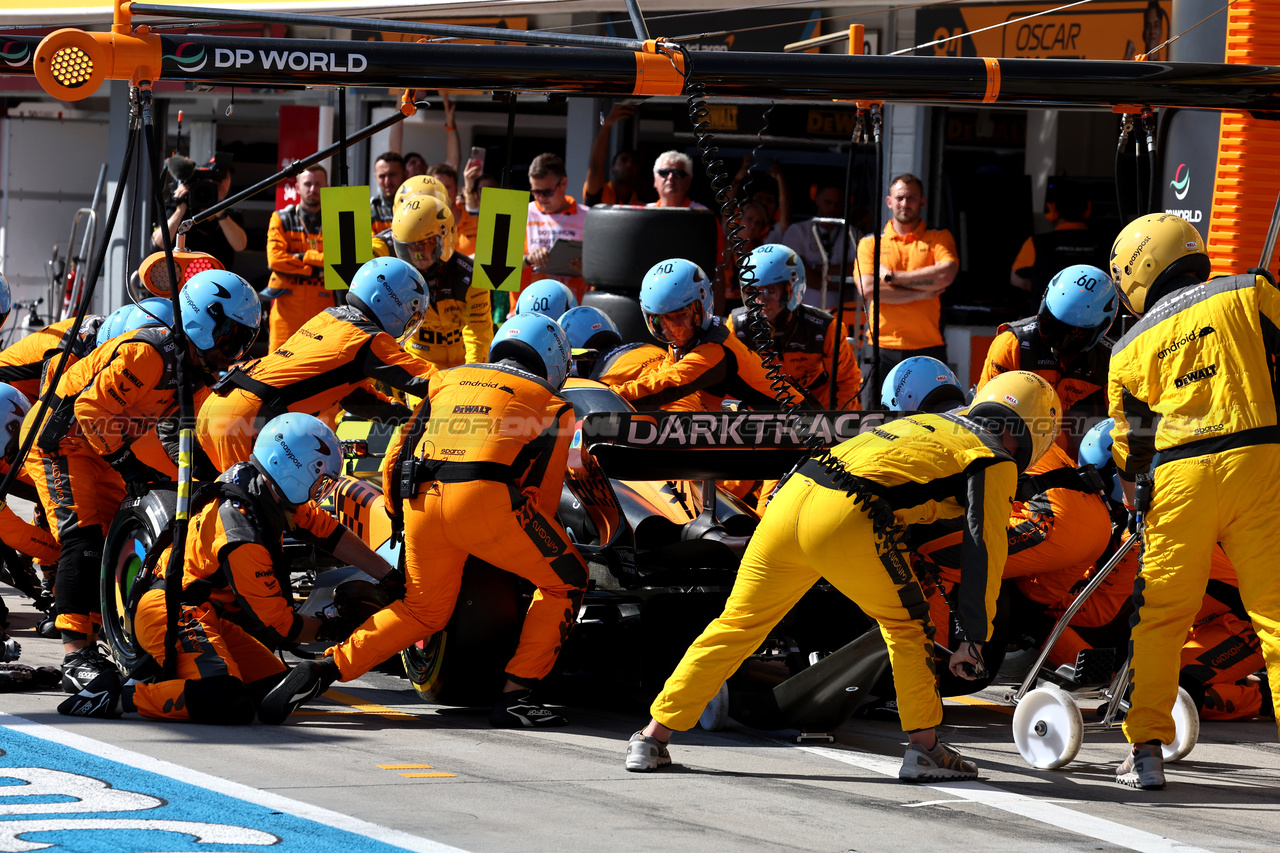 GP UNGHERIA, Lando Norris (GBR) McLaren MCL60 makes a pit stop.

23.07.2023. Formula 1 World Championship, Rd 12, Hungarian Grand Prix, Budapest, Hungary, Gara Day.

- www.xpbimages.com, EMail: requests@xpbimages.com © Copyright: Moy / XPB Images