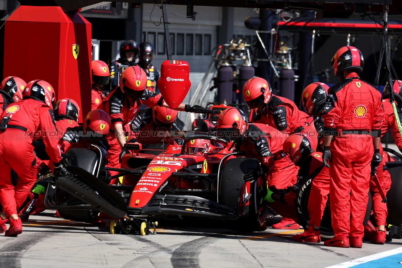 GP UNGHERIA, Charles Leclerc (MON) Ferrari SF-23 makes a pit stop.

23.07.2023. Formula 1 World Championship, Rd 12, Hungarian Grand Prix, Budapest, Hungary, Gara Day.

- www.xpbimages.com, EMail: requests@xpbimages.com © Copyright: Moy / XPB Images