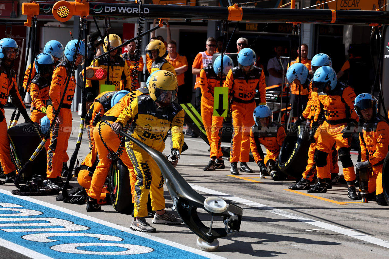 GP UNGHERIA, McLaren makes a pit stop.

23.07.2023. Formula 1 World Championship, Rd 12, Hungarian Grand Prix, Budapest, Hungary, Gara Day.

- www.xpbimages.com, EMail: requests@xpbimages.com © Copyright: Moy / XPB Images