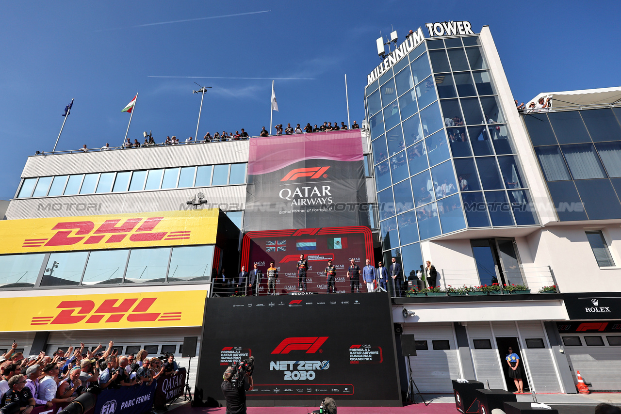 GP UNGHERIA, The podium (L to R): Lando Norris (GBR) McLaren, second; Max Verstappen (NLD) Red Bull Racing, vincitore; Sergio Perez (MEX) Red Bull Racing, third; Paul Monaghan (GBR) Red Bull Racing Chief Engineer.

23.07.2023. Formula 1 World Championship, Rd 12, Hungarian Grand Prix, Budapest, Hungary, Gara Day.

- www.xpbimages.com, EMail: requests@xpbimages.com © Copyright: Moy / XPB Images