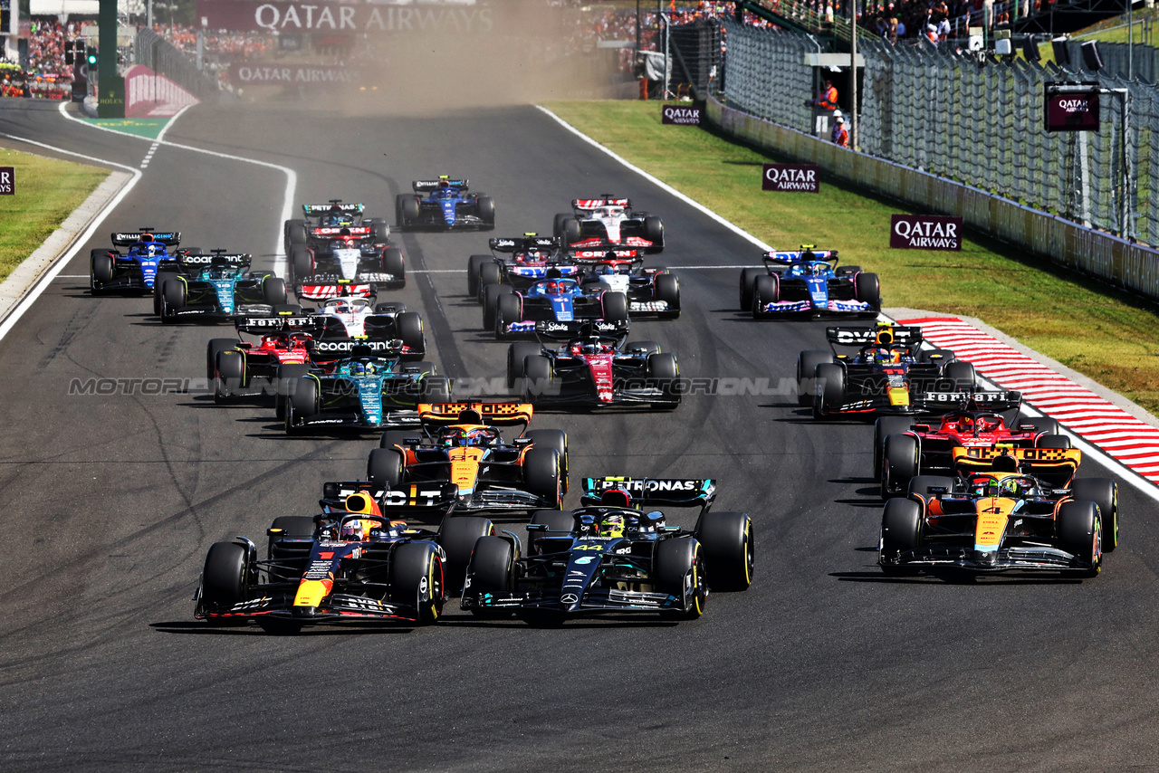 GP UNGHERIA, Max Verstappen (NLD) Red Bull Racing RB19 davanti a Lewis Hamilton (GBR) Mercedes AMG F1 W14 at the partenza of the race.

23.07.2023. Formula 1 World Championship, Rd 12, Hungarian Grand Prix, Budapest, Hungary, Gara Day.

- www.xpbimages.com, EMail: requests@xpbimages.com © Copyright: Charniaux / XPB Images