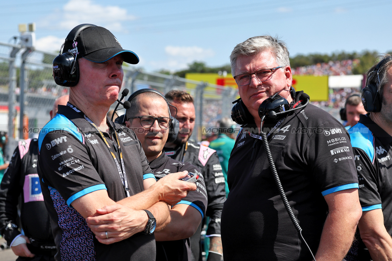 GP UNGHERIA, (L to R): Alan Permane (GBR) Alpine F1 Team Trackside Operations Director with Otmar Szafnauer (USA) Alpine F1 Team, Team Principal on the grid.

23.07.2023. Formula 1 World Championship, Rd 12, Hungarian Grand Prix, Budapest, Hungary, Gara Day.

- www.xpbimages.com, EMail: requests@xpbimages.com © Copyright: Moy / XPB Images