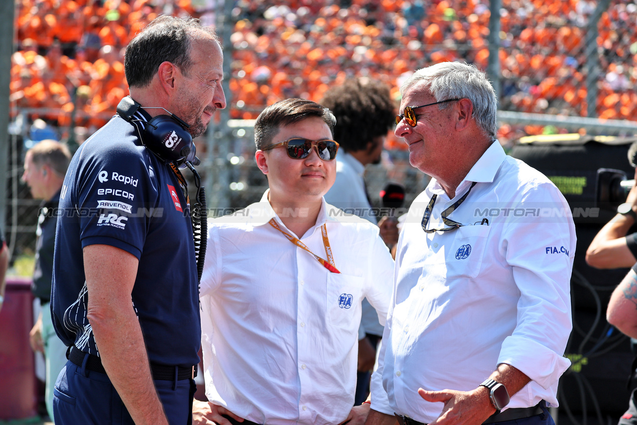 GP UNGHERIA, Peter Bayer, AlphaTauri Chief Executive Officer (Left) with Andrew Mallalieu (BAR) FIA Steward (Right) on the grid.

23.07.2023. Formula 1 World Championship, Rd 12, Hungarian Grand Prix, Budapest, Hungary, Gara Day.

- www.xpbimages.com, EMail: requests@xpbimages.com © Copyright: Moy / XPB Images