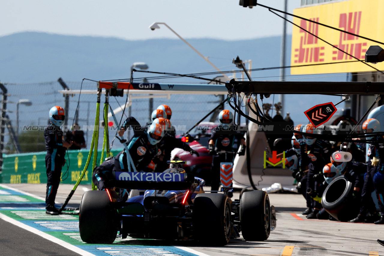 GP UNGHERIA, Logan Sargeant (USA) Williams Racing FW45 makes a pit stop.

23.07.2023. Formula 1 World Championship, Rd 12, Hungarian Grand Prix, Budapest, Hungary, Gara Day.

- www.xpbimages.com, EMail: requests@xpbimages.com © Copyright: Moy / XPB Images