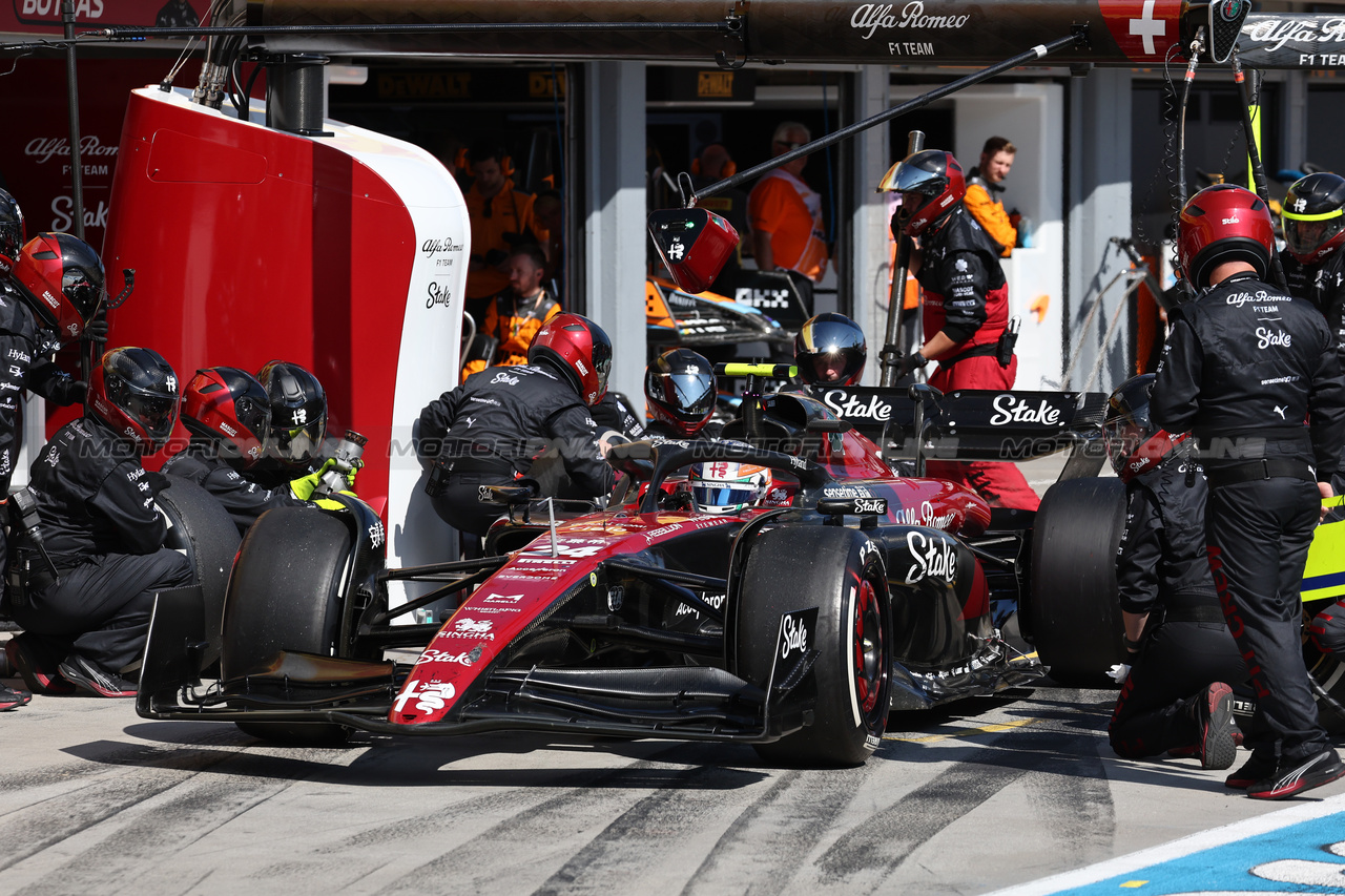 GP UNGHERIA, Zhou Guanyu (CHN) Alfa Romeo F1 Team C43 makes a pit stop.

23.07.2023. Formula 1 World Championship, Rd 12, Hungarian Grand Prix, Budapest, Hungary, Gara Day.

- www.xpbimages.com, EMail: requests@xpbimages.com © Copyright: Moy / XPB Images