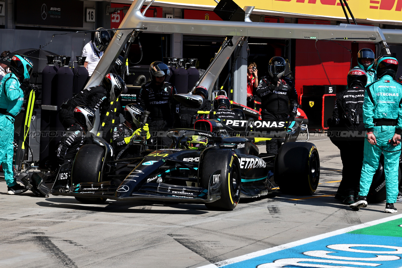 GP UNGHERIA, Lewis Hamilton (GBR) Mercedes AMG F1 W14 makes a pit stop.

23.07.2023. Formula 1 World Championship, Rd 12, Hungarian Grand Prix, Budapest, Hungary, Gara Day.

- www.xpbimages.com, EMail: requests@xpbimages.com © Copyright: Moy / XPB Images