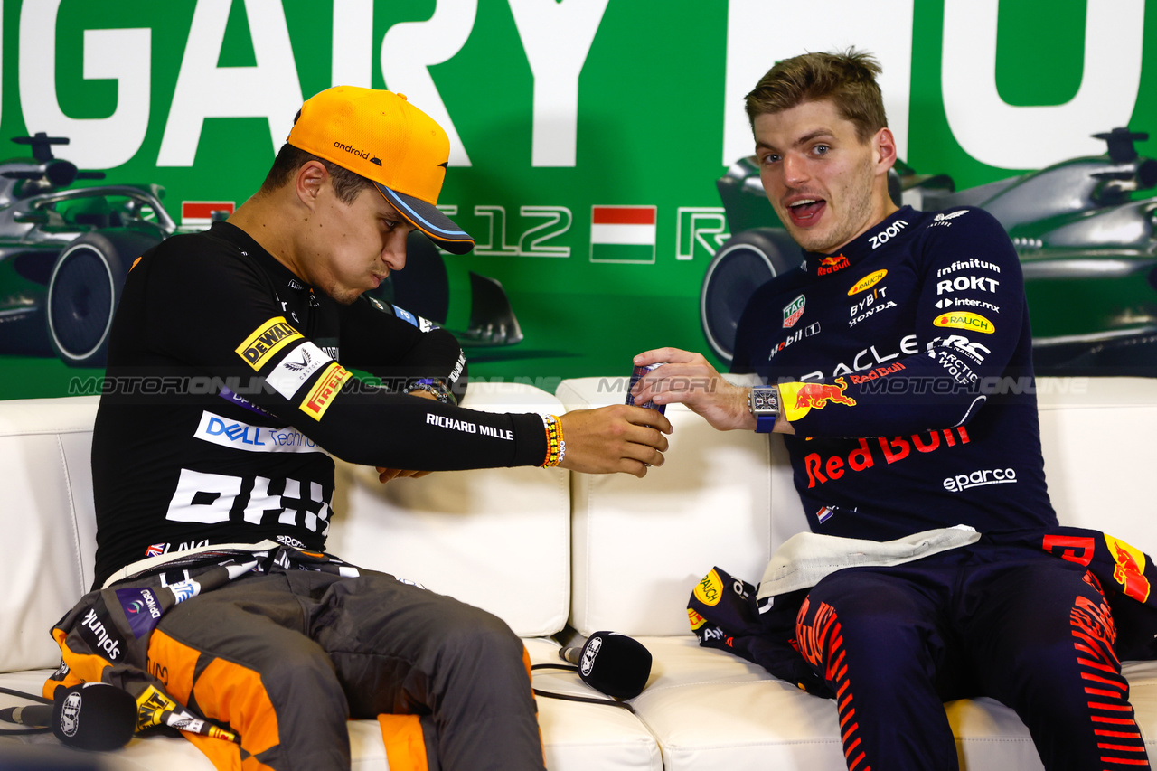 GP UNGHERIA, (L to R): Lando Norris (GBR) McLaren e Max Verstappen (NLD) Red Bull Racing in the post race FIA Press Conference.

23.07.2023. Formula 1 World Championship, Rd 12, Hungarian Grand Prix, Budapest, Hungary, Gara Day.

- www.xpbimages.com, EMail: requests@xpbimages.com © Copyright: XPB Images