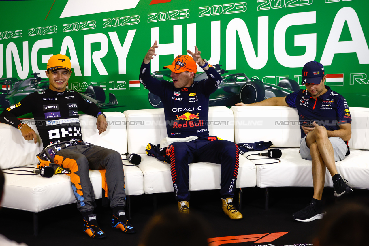 GP UNGHERIA, (L to R): Lando Norris (GBR) McLaren; Max Verstappen (NLD) Red Bull Racing; e Sergio Perez (MEX) Red Bull Racing, in the post race FIA Press Conference.

23.07.2023. Formula 1 World Championship, Rd 12, Hungarian Grand Prix, Budapest, Hungary, Gara Day.

- www.xpbimages.com, EMail: requests@xpbimages.com © Copyright: XPB Images