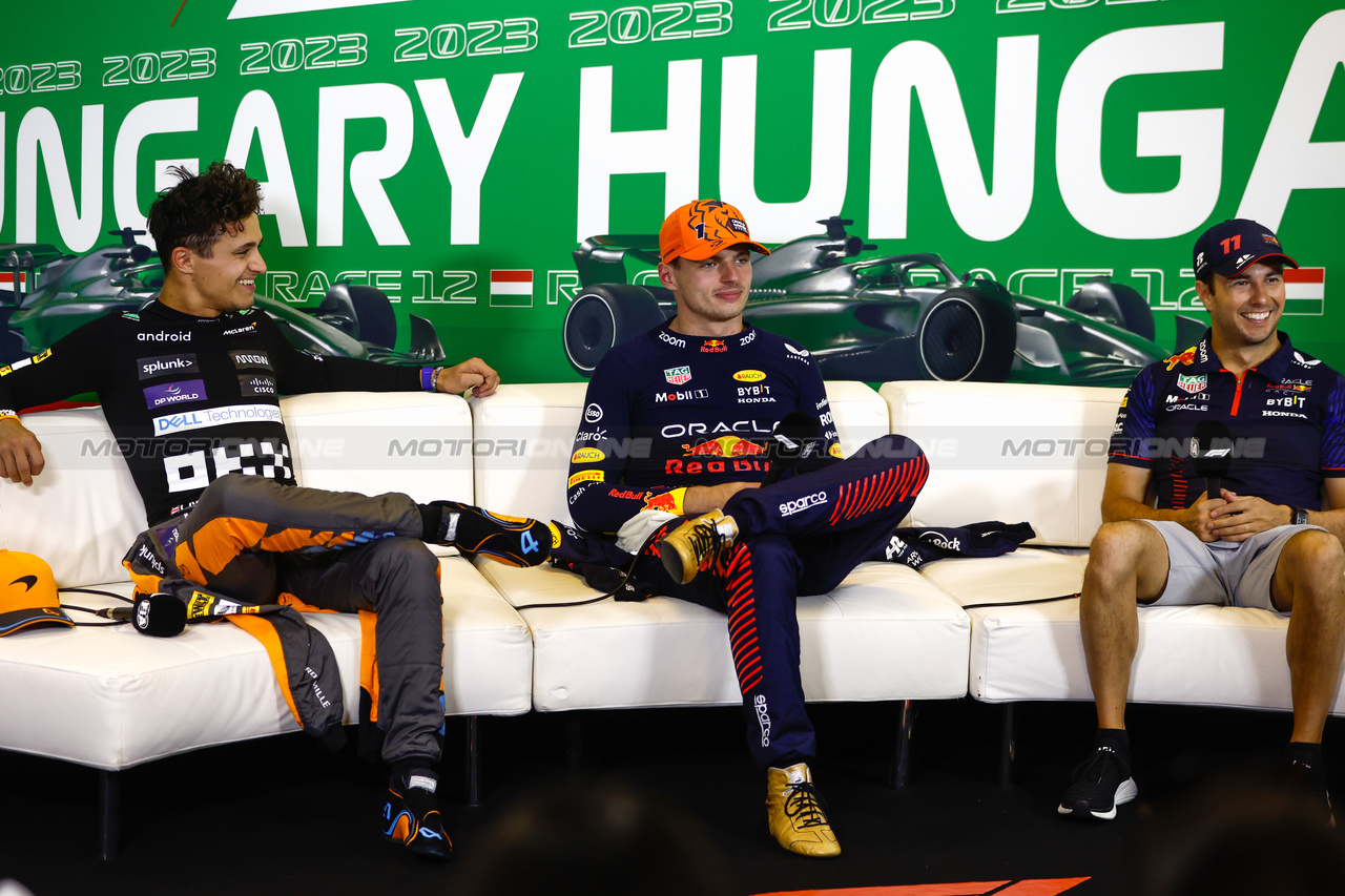 GP UNGHERIA, (L to R): Lando Norris (GBR) McLaren; Max Verstappen (NLD) Red Bull Racing; e Sergio Perez (MEX) Red Bull Racing, in the post race FIA Press Conference.

23.07.2023. Formula 1 World Championship, Rd 12, Hungarian Grand Prix, Budapest, Hungary, Gara Day.

- www.xpbimages.com, EMail: requests@xpbimages.com © Copyright: XPB Images