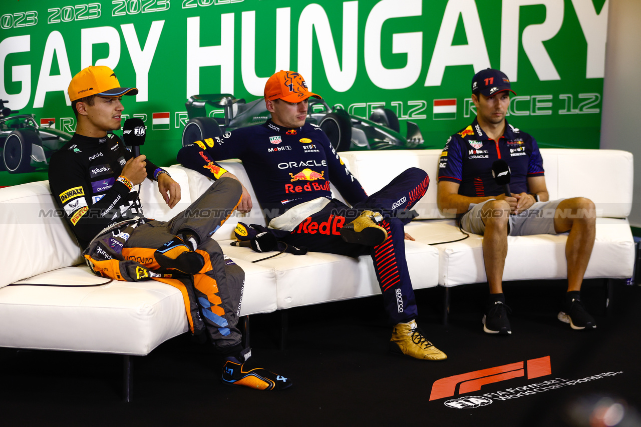 GP UNGHERIA, (L to R): Lando Norris (GBR) McLaren; Max Verstappen (NLD) Red Bull Racing; e Sergio Perez (MEX) Red Bull Racing, in the post race FIA Press Conference.

23.07.2023. Formula 1 World Championship, Rd 12, Hungarian Grand Prix, Budapest, Hungary, Gara Day.

- www.xpbimages.com, EMail: requests@xpbimages.com © Copyright: XPB Images