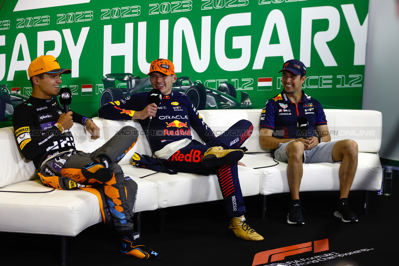 GP UNGHERIA, (L to R): Lando Norris (GBR) McLaren; Max Verstappen (NLD) Red Bull Racing; e Sergio Perez (MEX) Red Bull Racing, in the post race FIA Press Conference.

23.07.2023. Formula 1 World Championship, Rd 12, Hungarian Grand Prix, Budapest, Hungary, Gara Day.

- www.xpbimages.com, EMail: requests@xpbimages.com © Copyright: XPB Images