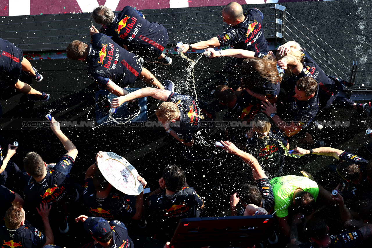 GP UNGHERIA, Red Bull Racing celebrate a 1-3 finish on the podium.

23.07.2023. Formula 1 World Championship, Rd 12, Hungarian Grand Prix, Budapest, Hungary, Gara Day.

 - www.xpbimages.com, EMail: requests@xpbimages.com © Copyright: Coates / XPB Images