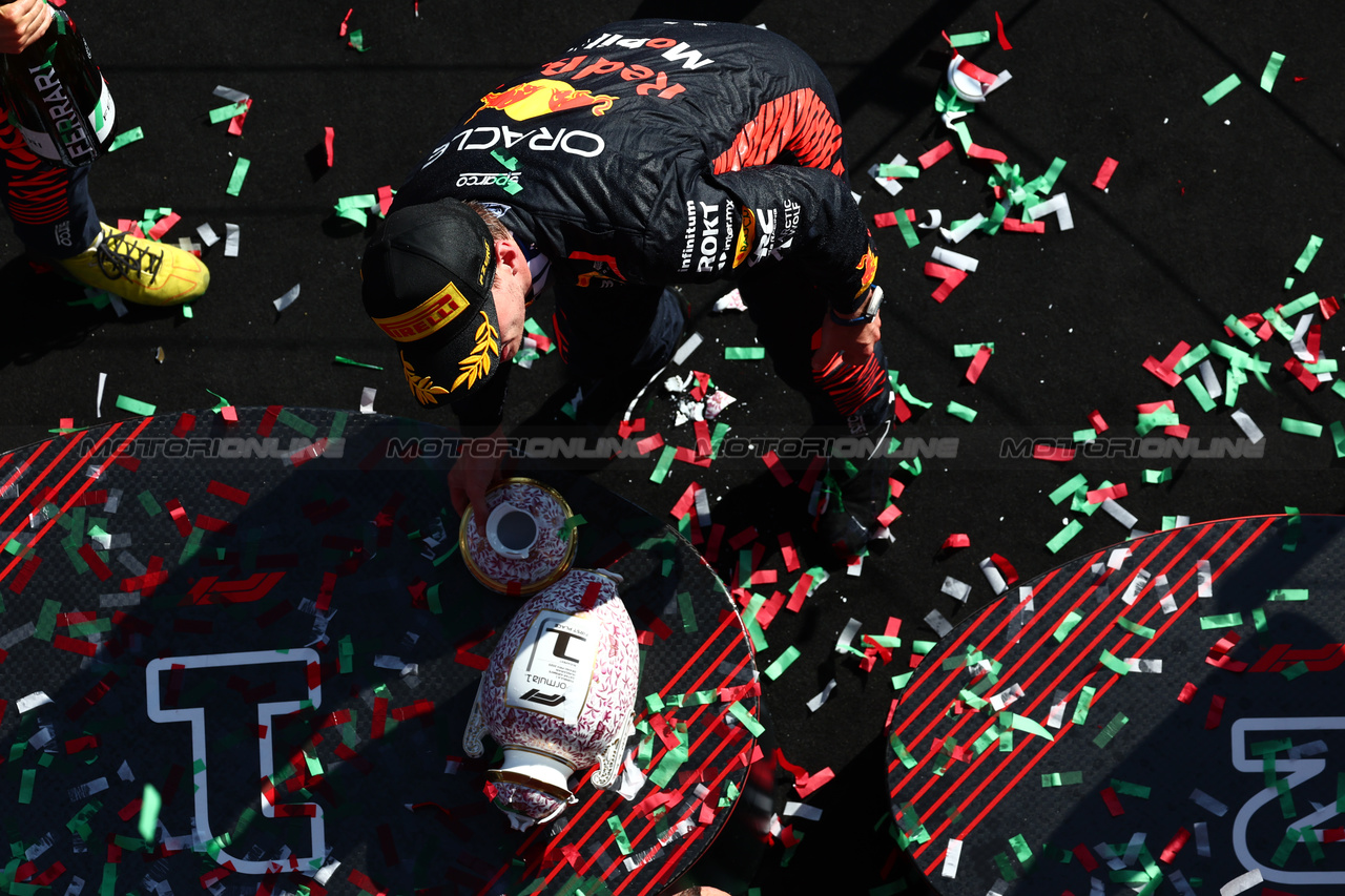GP UNGHERIA, Gara winner Max Verstappen (NLD) Red Bull Racing with his broken trophy on the podium.

23.07.2023. Formula 1 World Championship, Rd 12, Hungarian Grand Prix, Budapest, Hungary, Gara Day.

 - www.xpbimages.com, EMail: requests@xpbimages.com © Copyright: Coates / XPB Images