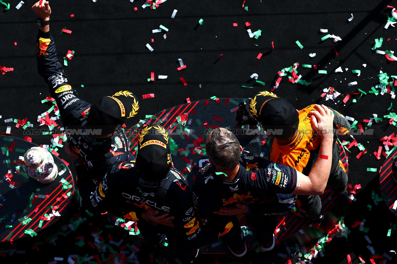 GP UNGHERIA, The podium (R to L): Lando Norris (GBR) McLaren, second; Paul Monaghan (GBR) Red Bull Racing Chief Engineer; Max Verstappen (NLD) Red Bull Racing, vincitore; Sergio Perez (MEX) Red Bull Racing, third.

23.07.2023. Formula 1 World Championship, Rd 12, Hungarian Grand Prix, Budapest, Hungary, Gara Day.

 - www.xpbimages.com, EMail: requests@xpbimages.com © Copyright: Coates / XPB Images