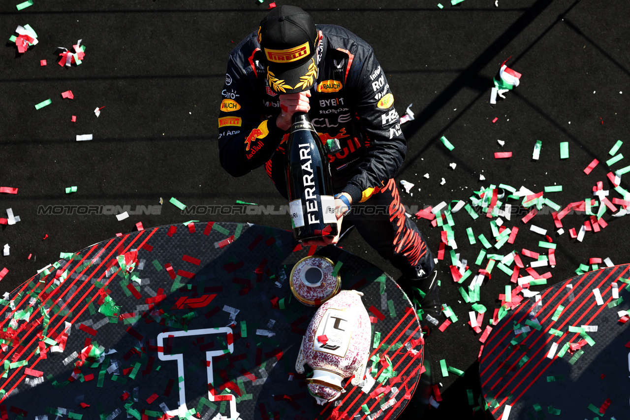 GP UNGHERIA, Gara winner Max Verstappen (NLD) Red Bull Racing with his broken trophy on the podium.

23.07.2023. Formula 1 World Championship, Rd 12, Hungarian Grand Prix, Budapest, Hungary, Gara Day.

 - www.xpbimages.com, EMail: requests@xpbimages.com © Copyright: Coates / XPB Images