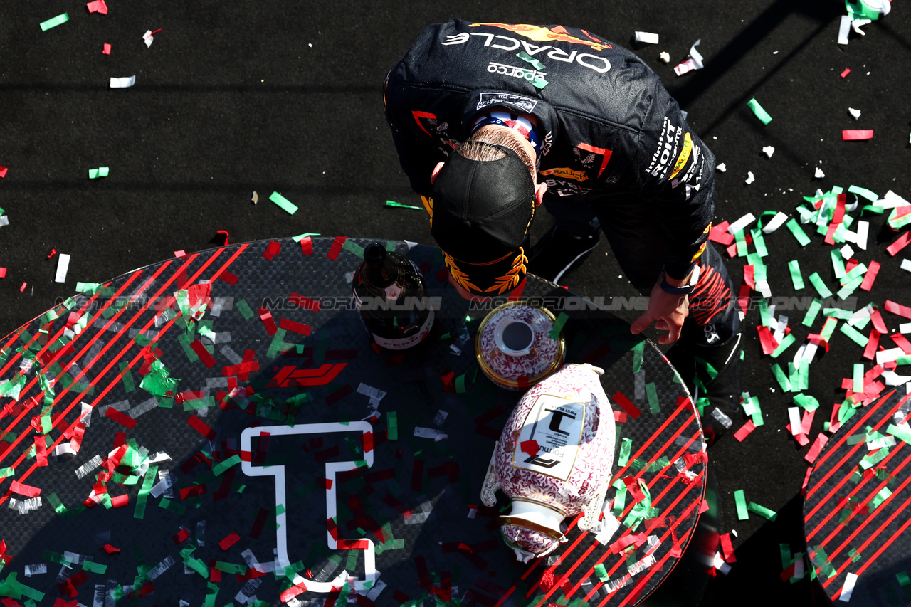 GP UNGHERIA, Max Verstappen (NLD) Red Bull Racing retrieves his broken trophy on the podium.

23.07.2023. Formula 1 World Championship, Rd 12, Hungarian Grand Prix, Budapest, Hungary, Gara Day.

 - www.xpbimages.com, EMail: requests@xpbimages.com © Copyright: Coates / XPB Images