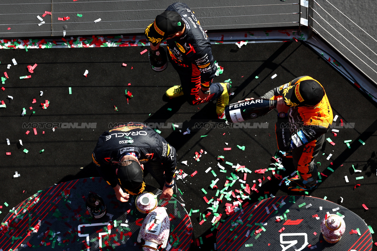 GP UNGHERIA, Max Verstappen (NLD) Red Bull Racing retrieves his broken trophy on the podium with Sergio Perez (MEX) Red Bull Racing e Lando Norris (GBR) McLaren.

23.07.2023. Formula 1 World Championship, Rd 12, Hungarian Grand Prix, Budapest, Hungary, Gara Day.

 - www.xpbimages.com, EMail: requests@xpbimages.com © Copyright: Coates / XPB Images