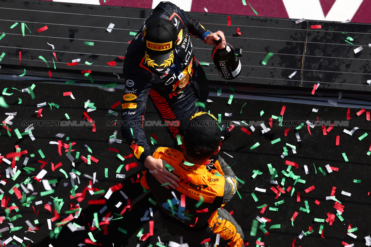 GP UNGHERIA, Gara winner Max Verstappen (NLD) Red Bull Racing celebrates on the podium with Lando Norris (GBR) McLaren.

23.07.2023. Formula 1 World Championship, Rd 12, Hungarian Grand Prix, Budapest, Hungary, Gara Day.

 - www.xpbimages.com, EMail: requests@xpbimages.com © Copyright: Coates / XPB Images