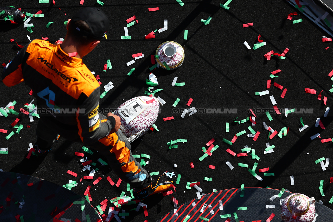 GP UNGHERIA, Lando Norris (GBR) McLaren looks at the broken trophy of vincitore Max Verstappen (NLD) Red Bull Racing on the podium.

23.07.2023. Formula 1 World Championship, Rd 12, Hungarian Grand Prix, Budapest, Hungary, Gara Day.

 - www.xpbimages.com, EMail: requests@xpbimages.com © Copyright: Coates / XPB Images