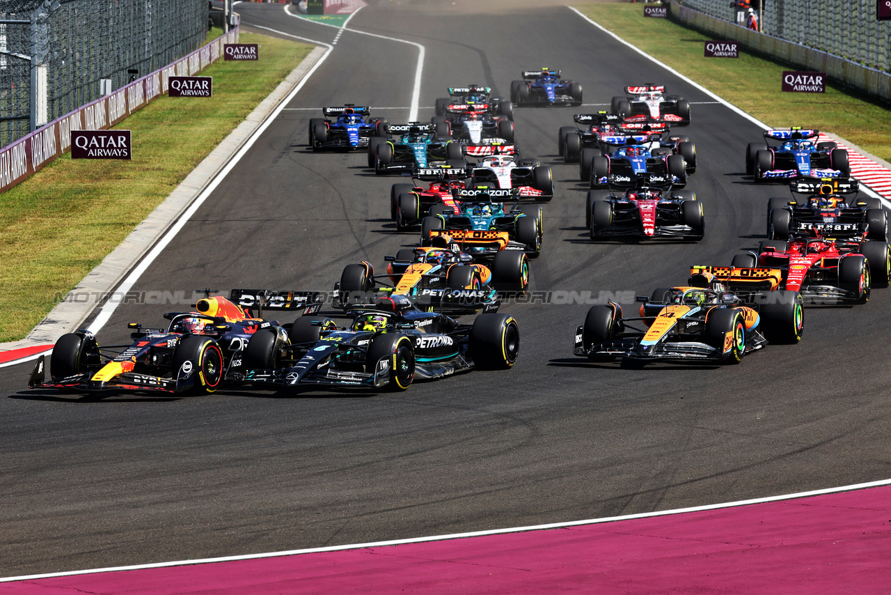 GP UNGHERIA, Max Verstappen (NLD) Red Bull Racing RB19 davanti a Lewis Hamilton (GBR) Mercedes AMG F1 W14 at the partenza of the race.

23.07.2023. Formula 1 World Championship, Rd 12, Hungarian Grand Prix, Budapest, Hungary, Gara Day.

- www.xpbimages.com, EMail: requests@xpbimages.com © Copyright: Charniaux / XPB Images