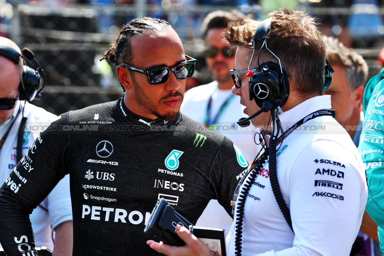 GP UNGHERIA, Lewis Hamilton (GBR) Mercedes AMG F1 with Peter Bonnington (GBR) Mercedes AMG F1 Gara Engineer on the grid.

23.07.2023. Formula 1 World Championship, Rd 12, Hungarian Grand Prix, Budapest, Hungary, Gara Day.

 - www.xpbimages.com, EMail: requests@xpbimages.com © Copyright: Coates / XPB Images