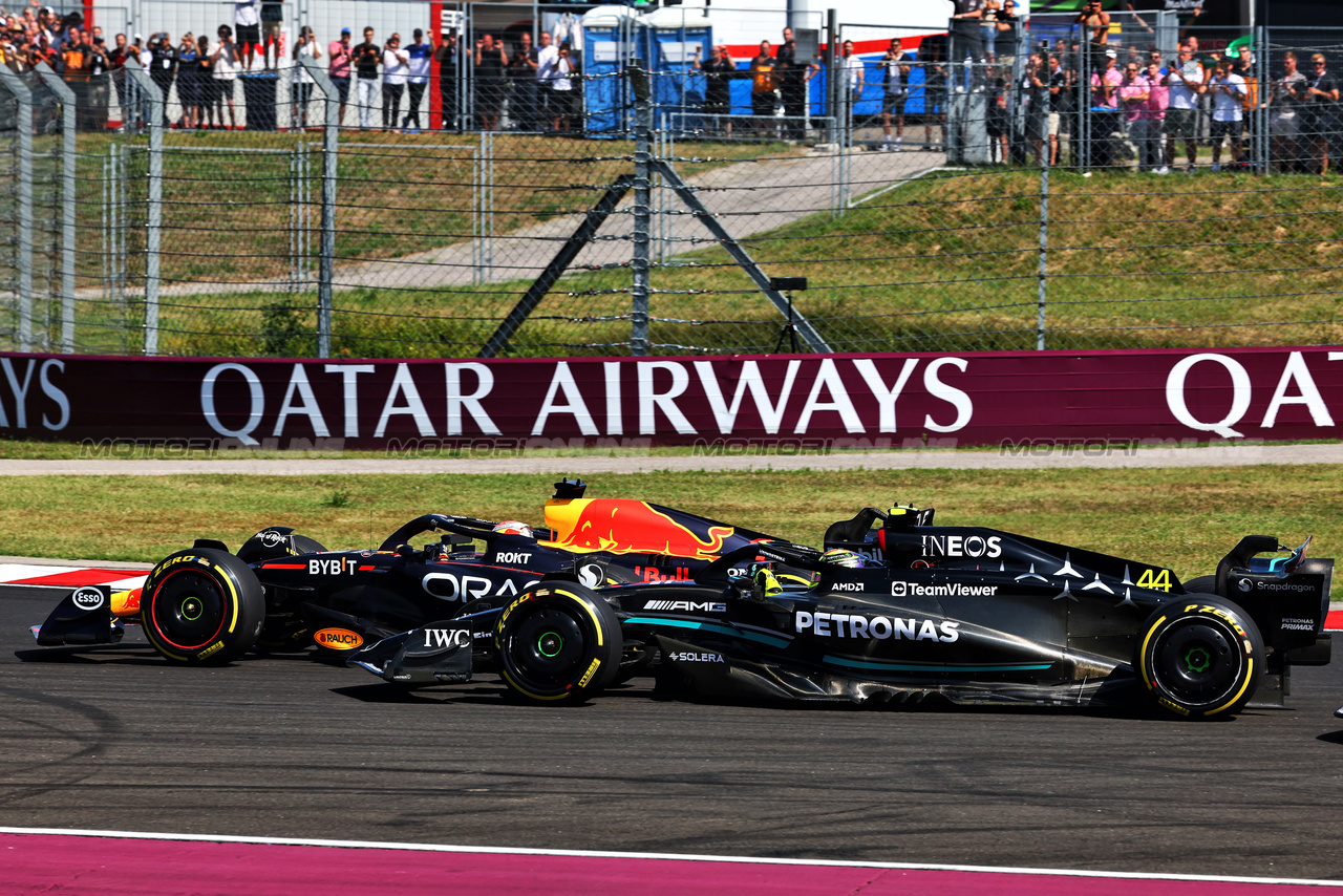 GP UNGHERIA, Max Verstappen (NLD) Red Bull Racing RB19 davanti a Lewis Hamilton (GBR) Mercedes AMG F1 W14 at the partenza of the race.

23.07.2023. Formula 1 World Championship, Rd 12, Hungarian Grand Prix, Budapest, Hungary, Gara Day.

- www.xpbimages.com, EMail: requests@xpbimages.com © Copyright: Charniaux / XPB Images