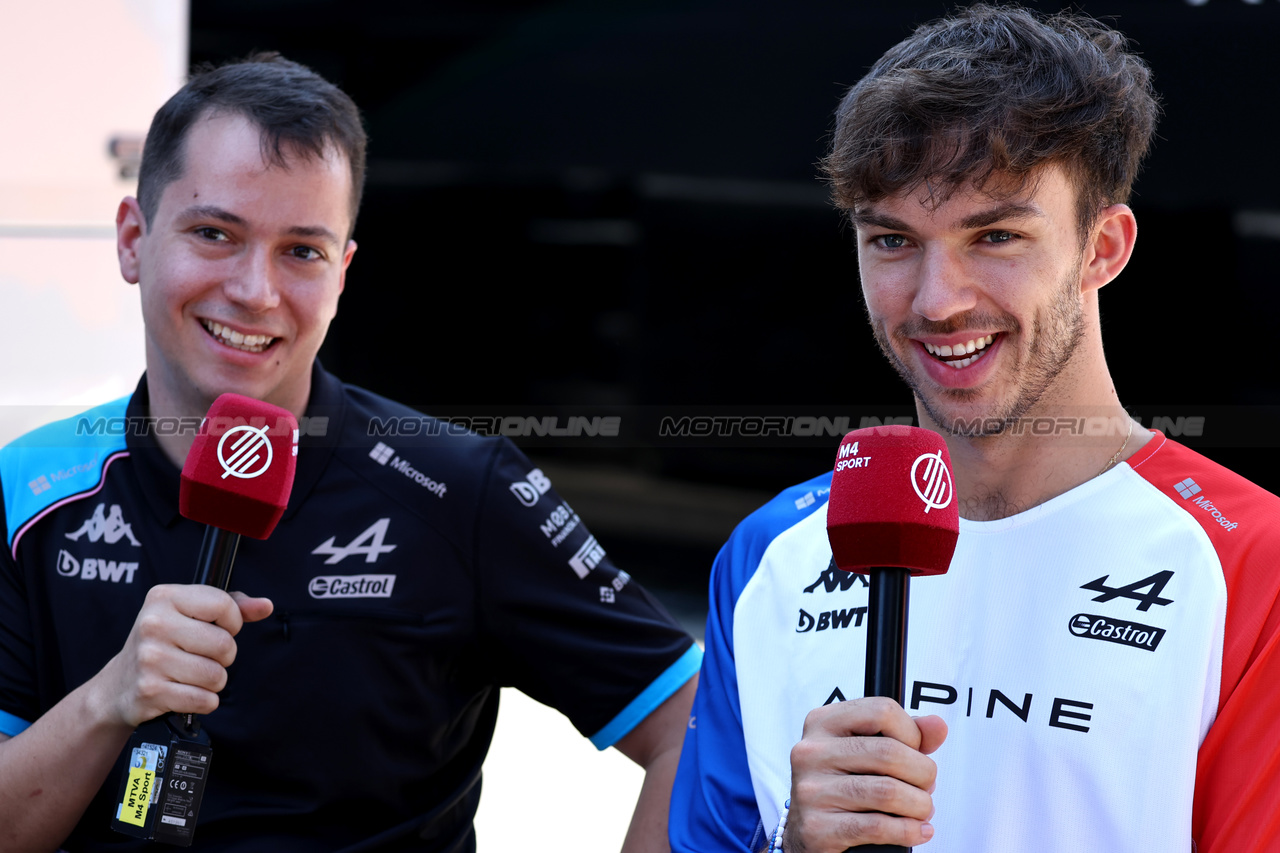 GP UNGHERIA, Pierre Gasly (FRA) Alpine F1 Team e Matyas Nagy (HUN) Alpine F1 Team Systems Engineer.

20.07.2023. Formula 1 World Championship, Rd 12, Hungarian Grand Prix, Budapest, Hungary, Preparation Day.

- www.xpbimages.com, EMail: requests@xpbimages.com © Copyright: Moy / XPB Images