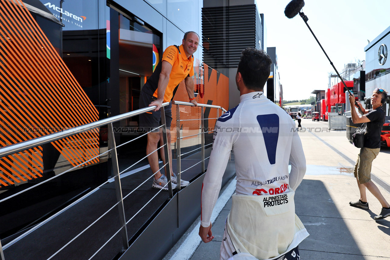 GP UNGHERIA, Daniel Ricciardo (AUS) AlphaTauri with Tom Stallard (GBR) McLaren Gara Engineer.

20.07.2023. Formula 1 World Championship, Rd 12, Hungarian Grand Prix, Budapest, Hungary, Preparation Day.

- www.xpbimages.com, EMail: requests@xpbimages.com © Copyright: Moy / XPB Images