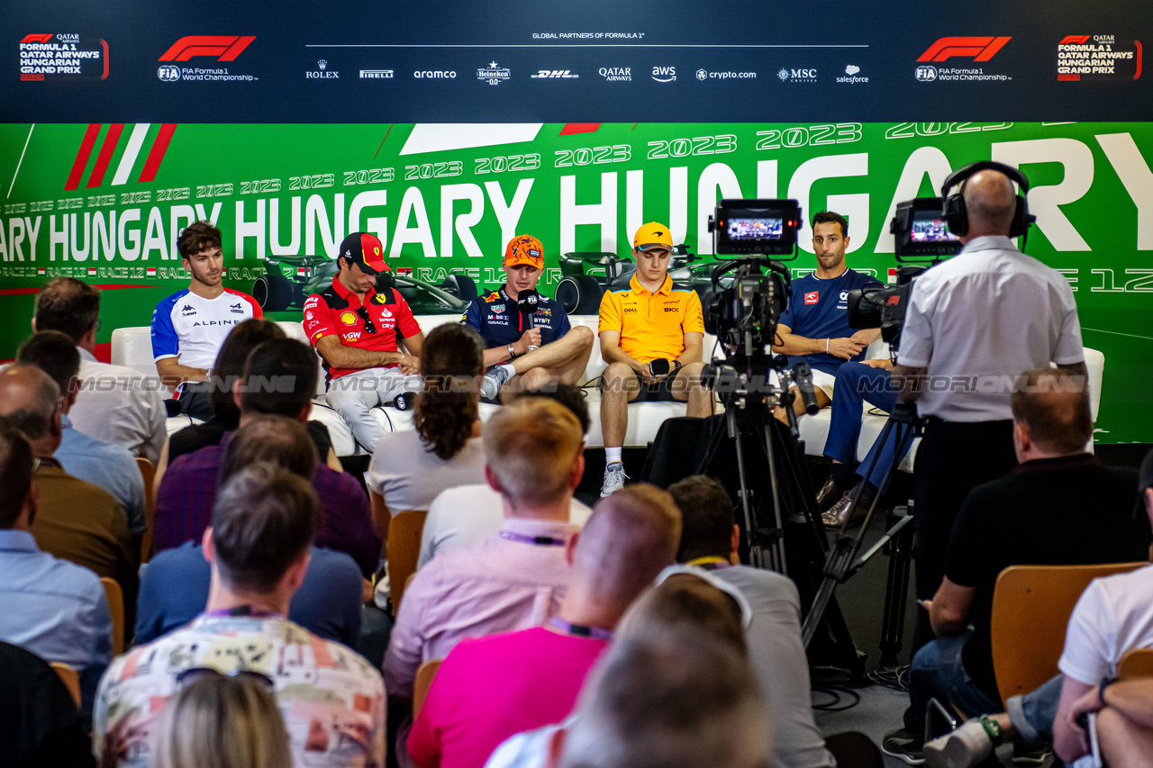 GP UNGHERIA, (L to R): Pierre Gasly (FRA) Alpine F1 Team; Carlos Sainz Jr (ESP) Ferrari; Max Verstappen (NLD) Red Bull Racing; Oscar Piastri (AUS) McLaren; e Daniel Ricciardo (AUS) AlphaTauri, in the FIA Press Conference.

20.07.2023. Formula 1 World Championship, Rd 12, Hungarian Grand Prix, Budapest, Hungary, Preparation Day.

- www.xpbimages.com, EMail: requests@xpbimages.com © Copyright: XPB Images