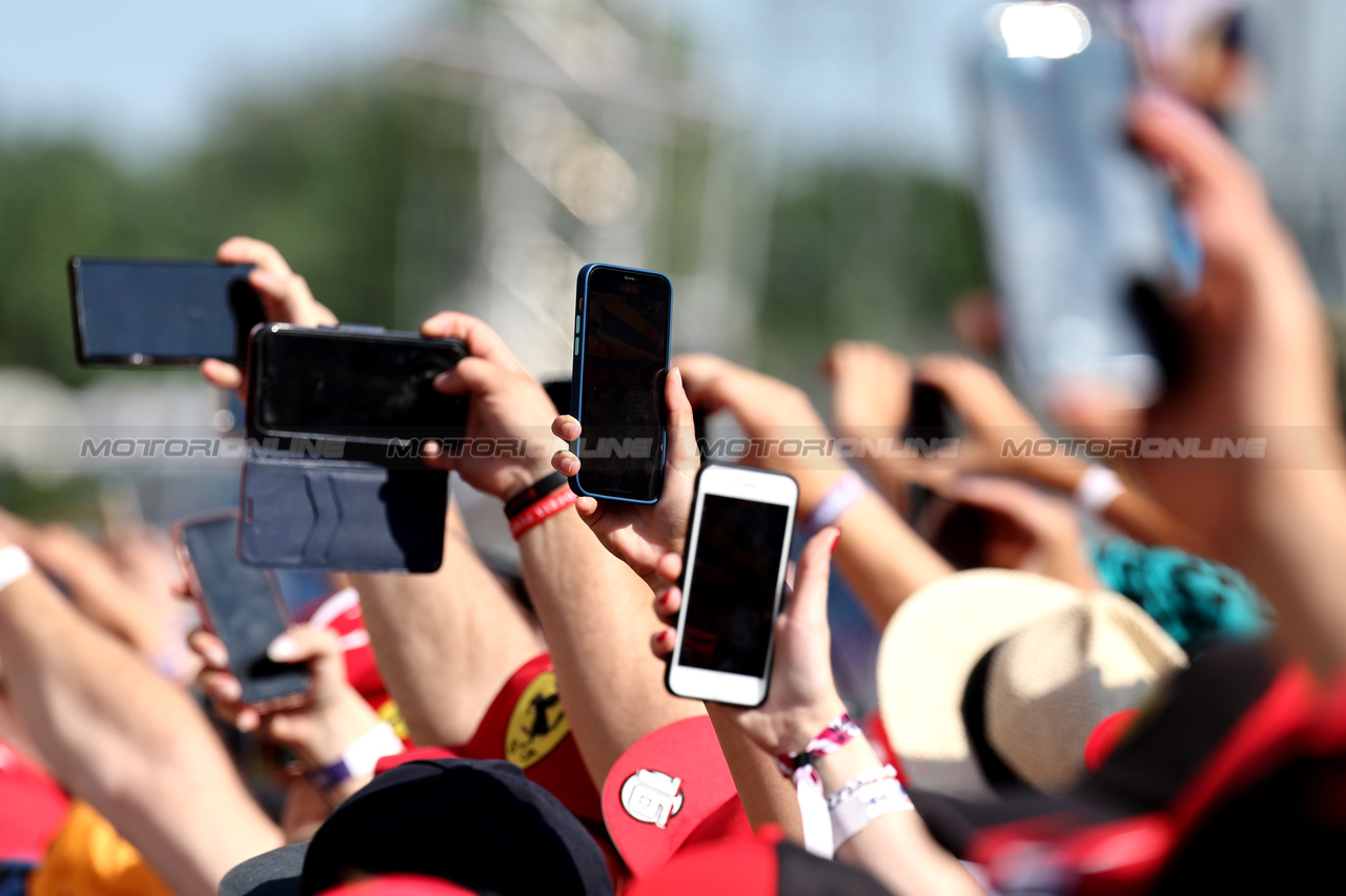 GP UNGHERIA, Circuit Atmosfera - fans in the pit lane.

20.07.2023. Formula 1 World Championship, Rd 12, Hungarian Grand Prix, Budapest, Hungary, Preparation Day.

- www.xpbimages.com, EMail: requests@xpbimages.com © Copyright: Moy / XPB Images