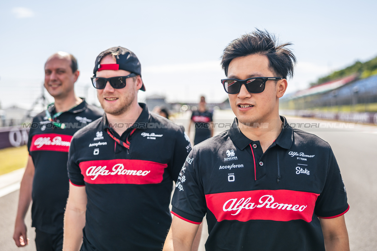 GP UNGHERIA, Zhou Guanyu (CHN) Alfa Romeo F1 Team walks the circuit with the team.

20.07.2023. Formula 1 World Championship, Rd 12, Hungarian Grand Prix, Budapest, Hungary, Preparation Day.

- www.xpbimages.com, EMail: requests@xpbimages.com © Copyright: Bearne / XPB Images