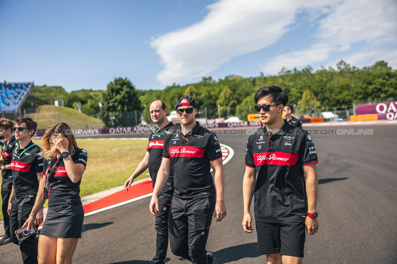 GP UNGHERIA, Zhou Guanyu (CHN) Alfa Romeo F1 Team walks the circuit with the team.

20.07.2023. Formula 1 World Championship, Rd 12, Hungarian Grand Prix, Budapest, Hungary, Preparation Day.

- www.xpbimages.com, EMail: requests@xpbimages.com © Copyright: Bearne / XPB Images