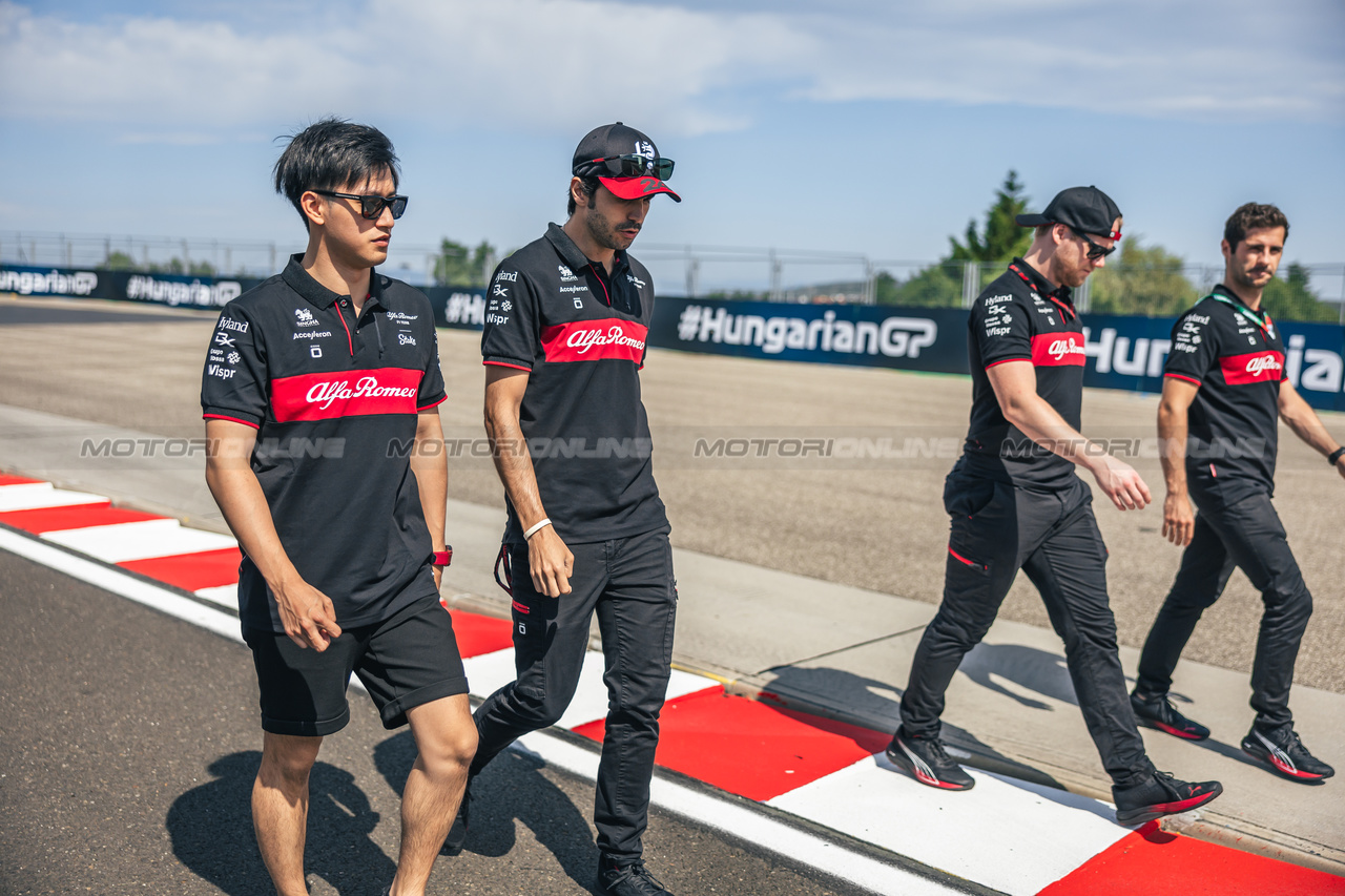 GP UNGHERIA, Zhou Guanyu (CHN) Alfa Romeo F1 Team walks the circuit with the team.

20.07.2023. Formula 1 World Championship, Rd 12, Hungarian Grand Prix, Budapest, Hungary, Preparation Day.

- www.xpbimages.com, EMail: requests@xpbimages.com © Copyright: Bearne / XPB Images