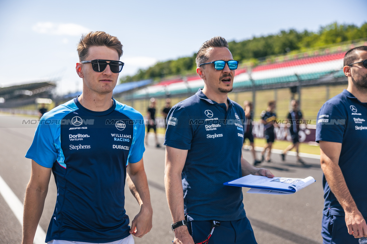 GP UNGHERIA, Logan Sargeant (USA) Williams Racing walks the circuit with Gaetan Jego, Williams Racing Gara Engineer.

20.07.2023. Formula 1 World Championship, Rd 12, Hungarian Grand Prix, Budapest, Hungary, Preparation Day.

- www.xpbimages.com, EMail: requests@xpbimages.com © Copyright: Bearne / XPB Images
