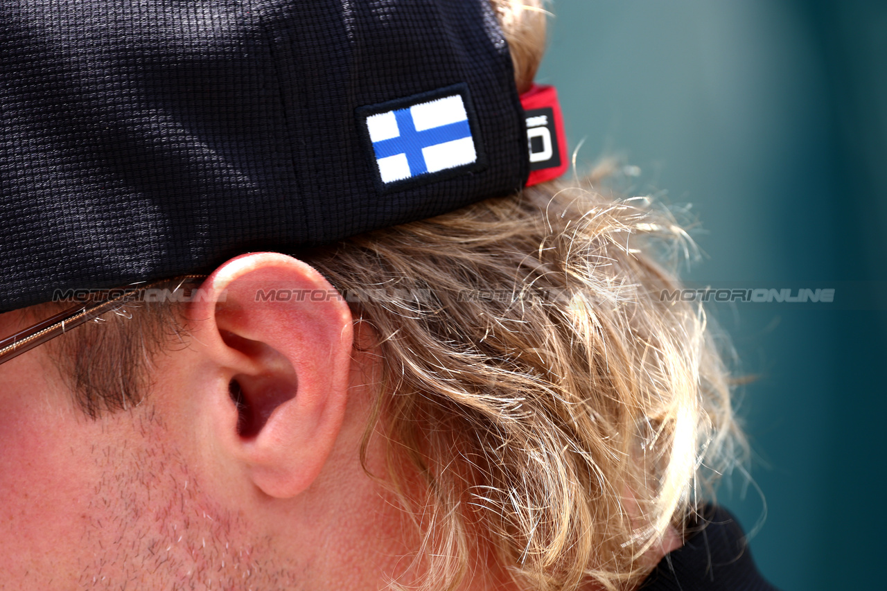 GP UNGHERIA, Valtteri Bottas (FIN) Alfa Romeo F1 Team - Finnish flag on cap.

20.07.2023. Formula 1 World Championship, Rd 12, Hungarian Grand Prix, Budapest, Hungary, Preparation Day.

 - www.xpbimages.com, EMail: requests@xpbimages.com © Copyright: Coates / XPB Images