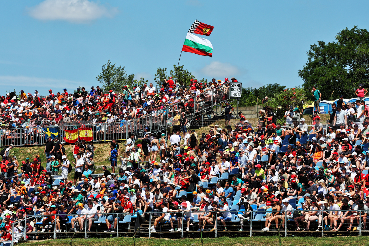 GP UNGHERIA, Circuit Atmosfera - fans in the grandstand.

22.07.2023. Formula 1 World Championship, Rd 12, Hungarian Grand Prix, Budapest, Hungary, Qualifiche Day.

- www.xpbimages.com, EMail: requests@xpbimages.com © Copyright: Moy / XPB Images