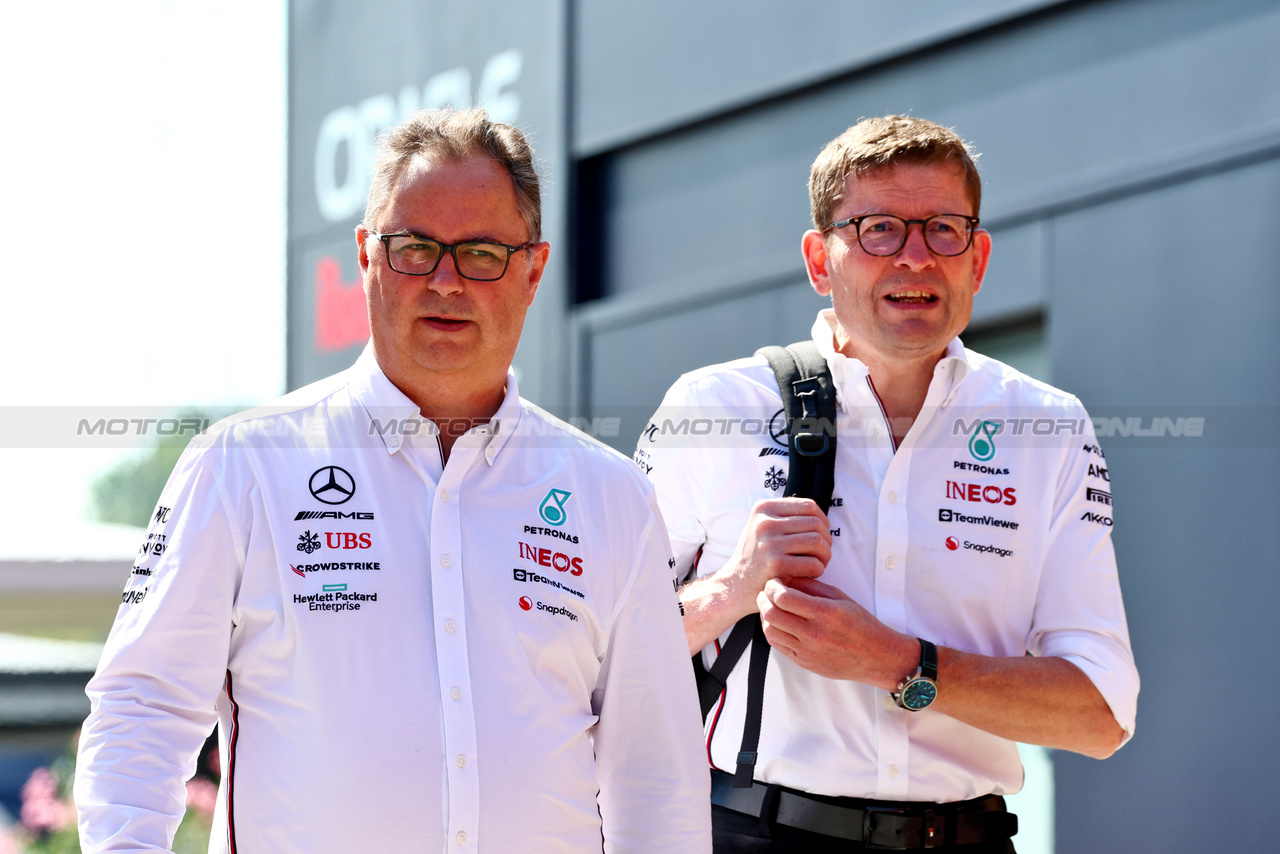 GP UNGHERIA, (L to R): Ron Meadows (GBR) Mercedes AMG F1 Team Manager with Andy Cowell (GBR) Mercedes-Benz High Performance Powertrains Managing Director.

22.07.2023. Formula 1 World Championship, Rd 12, Hungarian Grand Prix, Budapest, Hungary, Qualifiche Day.

 - www.xpbimages.com, EMail: requests@xpbimages.com © Copyright: Coates / XPB Images