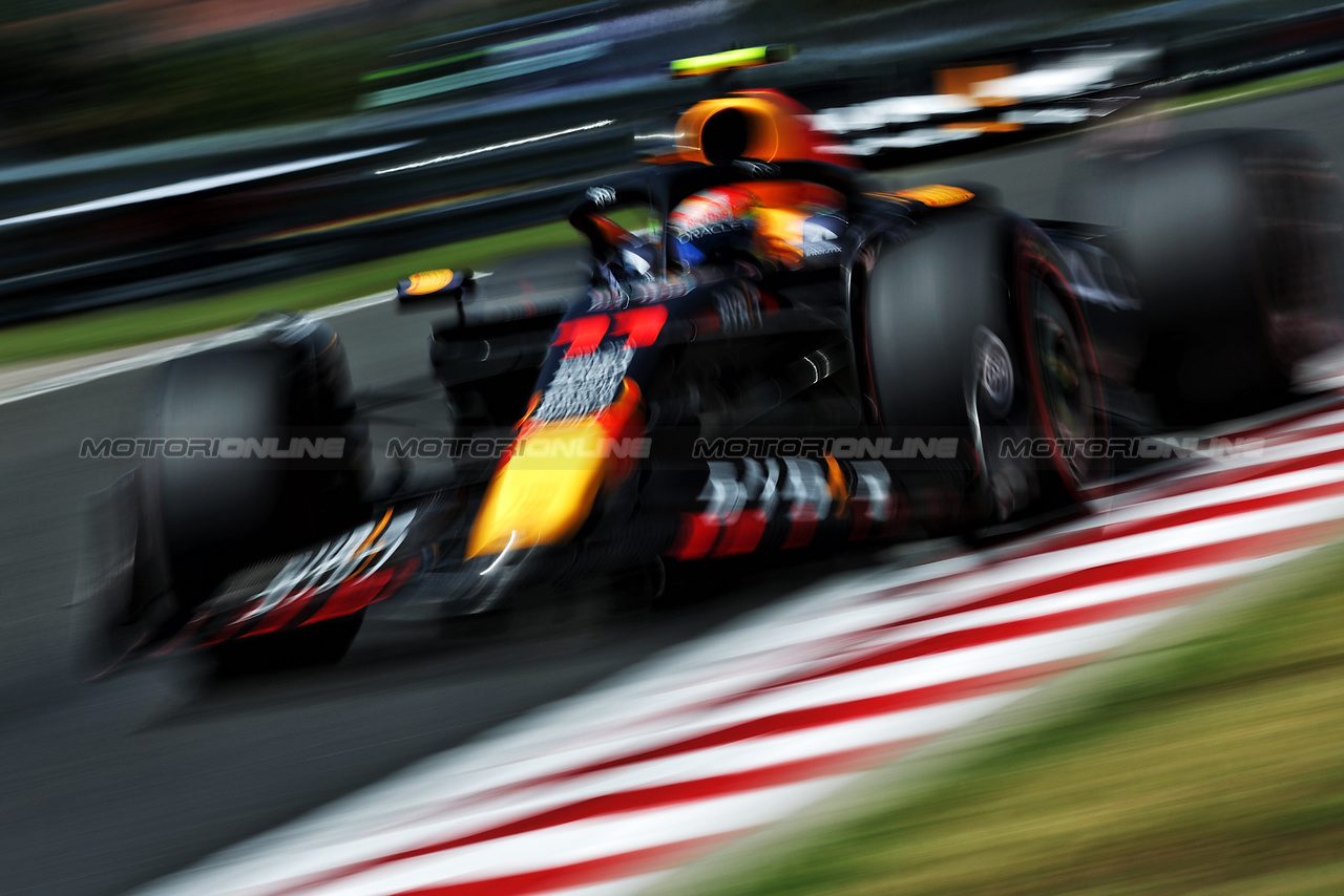 GP UNGHERIA, Sergio Perez (MEX) Red Bull Racing RB19.

22.07.2023. Formula 1 World Championship, Rd 12, Hungarian Grand Prix, Budapest, Hungary, Qualifiche Day.

- www.xpbimages.com, EMail: requests@xpbimages.com © Copyright: Moy / XPB Images