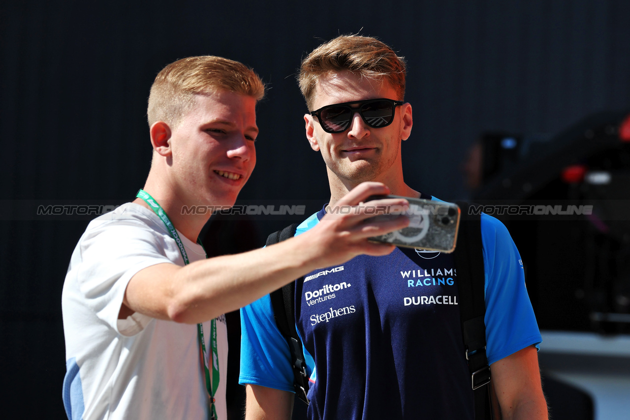 GP UNGHERIA, Logan Sargeant (USA) Williams Racing with fan.

22.07.2023. Formula 1 World Championship, Rd 12, Hungarian Grand Prix, Budapest, Hungary, Qualifiche Day.

- www.xpbimages.com, EMail: requests@xpbimages.com © Copyright: Moy / XPB Images